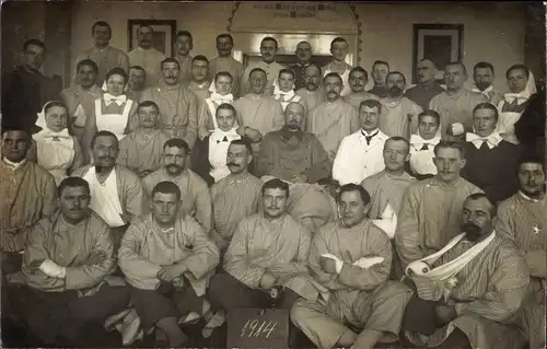 Foto Ak Deutsche Soldaten und Krankenschwestern, Gruppenaufnahme, Uniform, I WK