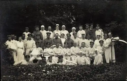 Foto Ak Deutsche Soldaten und Krankenschwestern, Gruppenaufnahme, Vereinslazarett, I WK