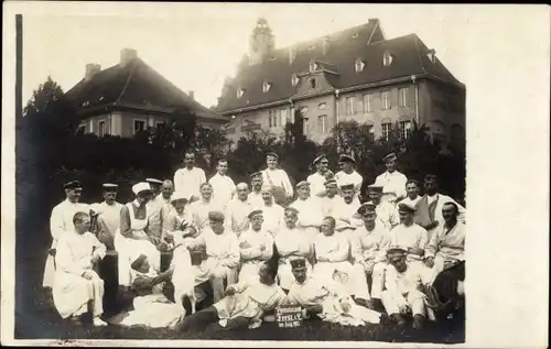 Foto Ak Deutsche Soldaten und Krankenschwestern, Gruppenaufnahme, Lazarett, I WK