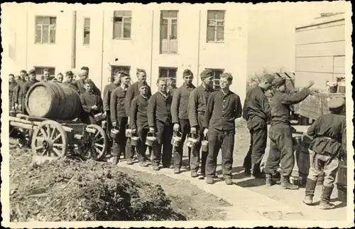 Foto Ak Deutsche Soldaten stehen an zum Essenfassen, Feldküche, Gulaschkanone, 1. WK
