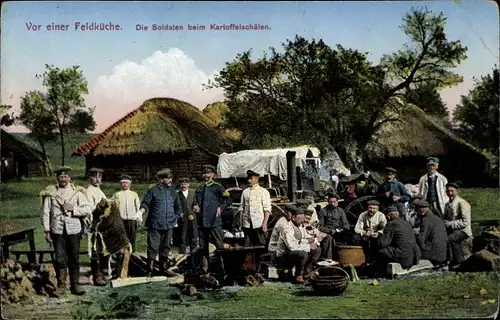 Ak Vor einer Feldküche, Deutsche Soldaten beim Kartoffelschälen, 1. WK