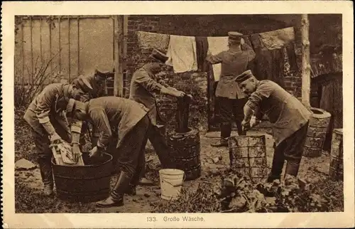 Ak Große Wäsche, Deutsche Soldaten beim Wäschewaschen, 1. WK