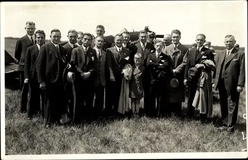 Foto Ak Männer und Jungen vor einem Flugzeug