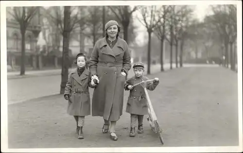 Foto Ak Frau im Mantel mit zwei Kindern, Roller