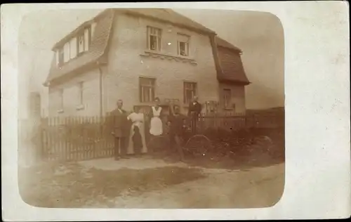 Foto Ak Deutschland ?, Familie Grünig vor ihrem Wohnhaus, Mann mit Fahrrad