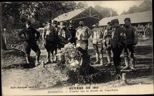 Ak Soissons Aisne, Tombe sur la Route de Vauxbuin, Guerre de 1914