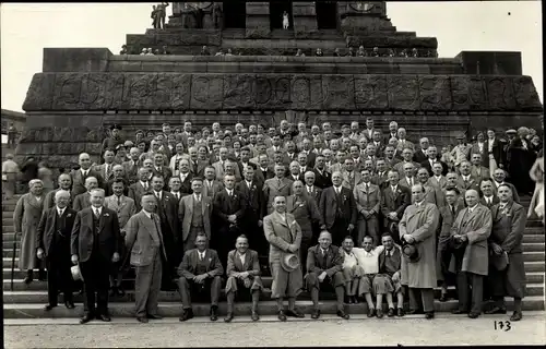 Foto Ak Koblenz am Rhein, Gruppenportrait am Denkmal