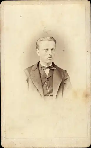 CdV Männerportrait, Anzug, Fliege