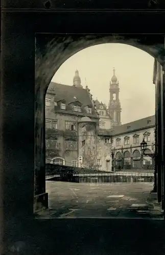 Foto Dresden, Blick durch ein Tor, Kirchturm