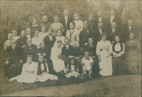 Foto Brautpaar mit Hochzeitsgesellschaft, Gruppenaufnahme