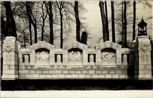 Foto Ak Lisieux Calvados, Friedhof, Mauer, Kreuz, Bäume