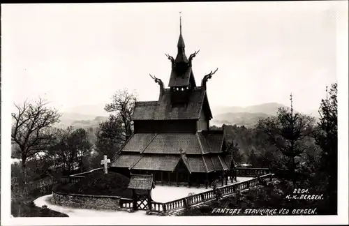 Foto Ak Bergen Norwegen, Fantoft Stavkirke, Kirche mit Panorama