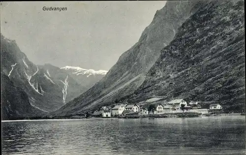 Ak Gudvangen Norwegen, Häuser am Ufer, Berge