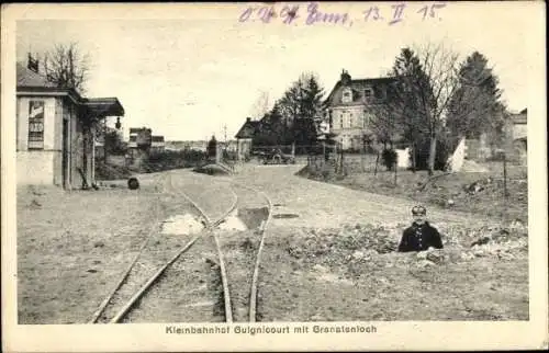 Ak Guignicourt Aisne, Kleinbahnhof mit Granatenloch, Soldat