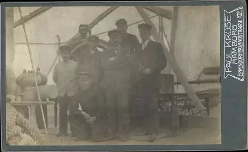 Foto Hamburg, Hamburger Hafen, Seeleute am Steuer eines Schiffes