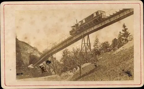 Foto Bergbahn auf der Strecke, Standseilbahn ?, Zahnradbahn ?