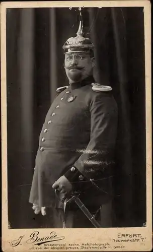 Foto Deutscher Soldat in Uniform, Pickelhaube