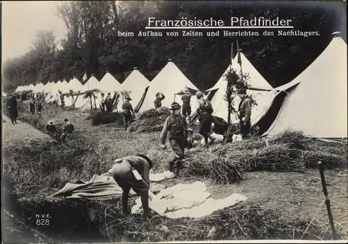 Riesen Ak Französische Pfadfinder beim Aufbau von Zelten und Herrichten des Nachtlagers
