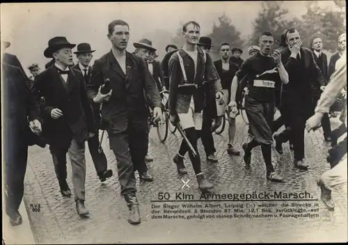 Riesen Ak 50 km Armeegepäck Marsch, Sieger Wilhelm Albert aus Leipzig mit Schrittmachern