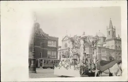 Foto Ak Unbekannter Ort, Festumzug, Straßenbahn, Kirche