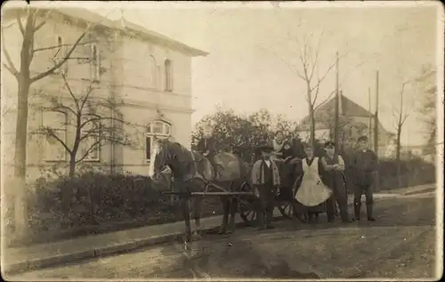 Foto Ak Unbekannter Ort, Personen mit Pferdefuhrwerk vor einem Wohnhaus