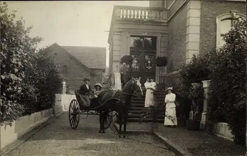 Foto Ak Unbekannter Ort, Frau und Mädchen in einer Kutsche vor einem Wohnhaus, Hausnr. 5