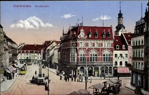 Ak Saarbrücken, Partie am Marktplatz, Brunnen, Straßenbahn