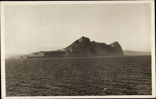 Foto Ak Gibraltar, Blick auf den Felsen vom Meer aus