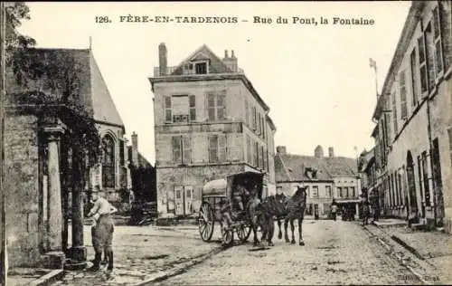 Ak Fere en Tardenois Aisne, Rue du Pont, La Fontaine