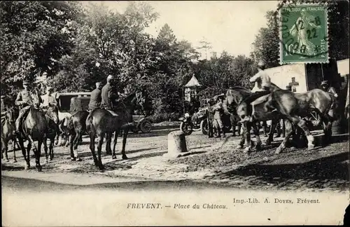 Ak Frevent Pas de Calais, Place du Chateau, Französische Soldaten, Sanitätswagen