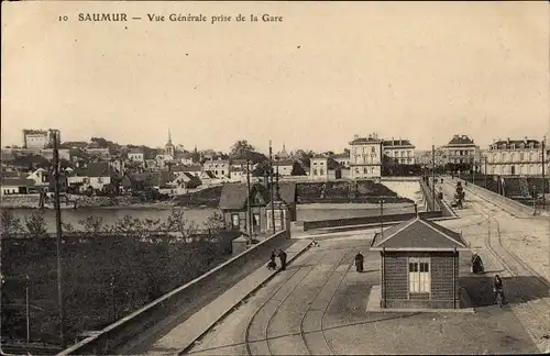 Ak Saumur Maine et Loire, Vue generale prise de la Gare, Bahnhof, Gleisseite