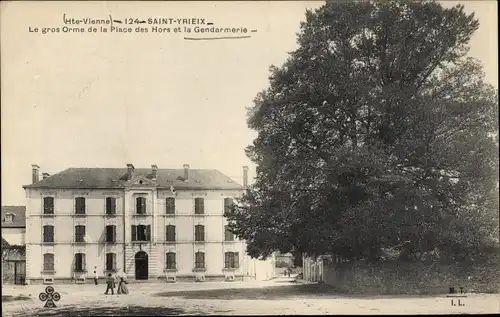 Ak Saint Yrieix Haute Vienne, Le gros Orme de la Place des Hors, La Gendarmerie