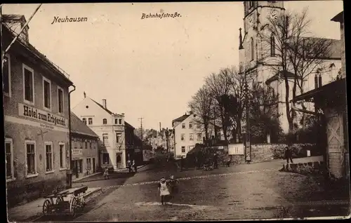 Ak Neuhausen im Erzgebirge, Bahnhofstraße, Kirche, Hotel zum Erbgericht