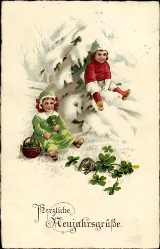 Ak Glückwunsch Neujahr, Kinder mit Kleeblättern, Hufeisen, Winterwald