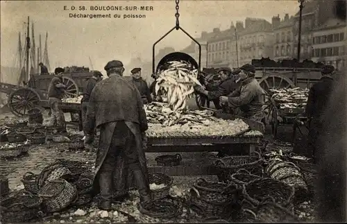 Ak Boulogne sur Mer Pas de Calais, Dechargement du poisson