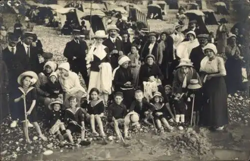 Foto Ak Le Tréport Seine Maritime, Strandpartie, Gruppenbild, Touristen