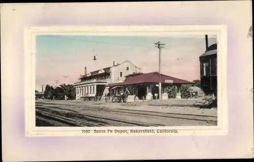 Präge Passepartout Ak Bakersfield Kalifornien USA, Santa Fe Depot, Bahnhof, Gleisseite