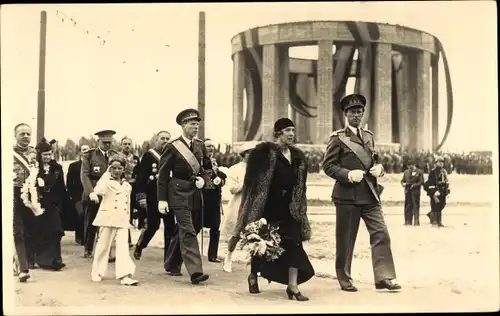 Foto Ak Astrid von Schweden, König Leopold III von Belgien, Josephine Charlotte, Denkmal