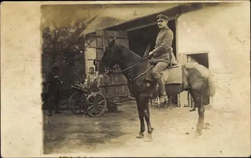 Foto Ak Deutscher Soldat in Uniform auf einem Pferd