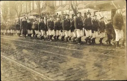 Foto Ak Marschierende Seeleute in Uniformen