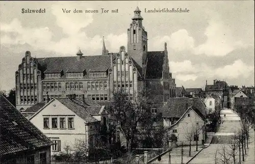 Ak Salzwedel in der Altmark, Vor dem neuen Tor, Landwirtschaftsschule