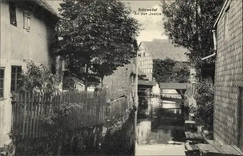 Ak Salzwedel in der Altmark, Partie an der Jeetze, Fachwerkhaus, Schieferhaus