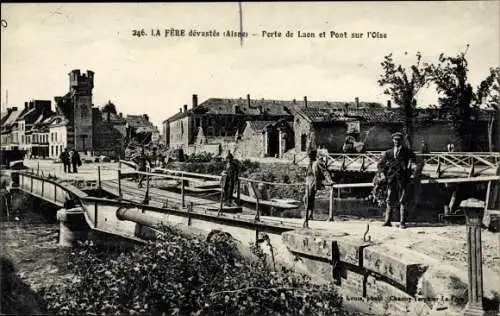 Ak La Fère Aisne, Porte de Laon, Pont sur l'Oise, Kriegszerstörungen 1. WK