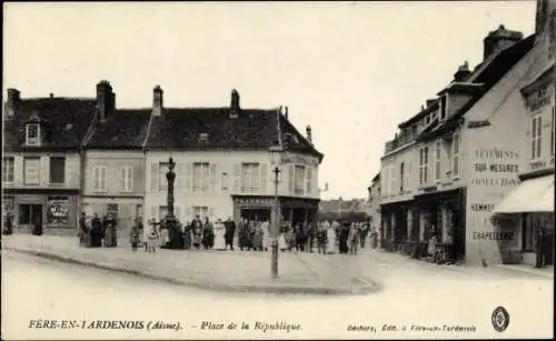 Ak Fère en Tardenois Aisne, Place de la Republique