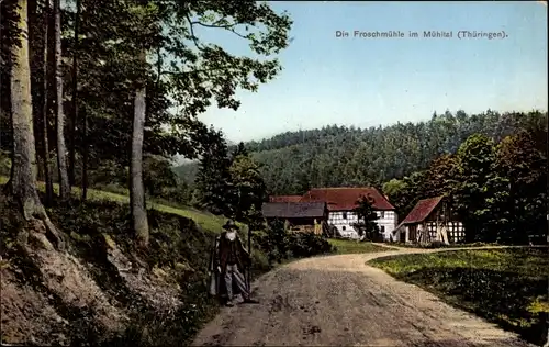 Ak Eisenberg im Saale Holzland Kreis, Wegpartie an der Froschmühle im Mühltal, Wanderer