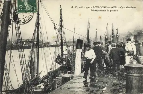 Ak Boulogne sur Mer Pas de Calais, Quai Gambetta, Debarquement du poisson