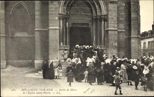 Ak Boulogne sur Mer Pas de Calais, Sortie de Messe de l'Eglise Saint Pierre