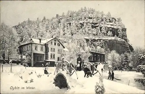 Ak Oybin in der Oberlausitz, Winter, Anwohner, Schlitten fahren