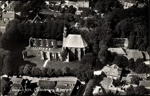 Ak Bergen Nordholland Niederlande, Ruinekerk, Luftbild der Ruinen Kirche