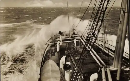 Foto Ak Bugansicht von einem Schiff auf dem Meer